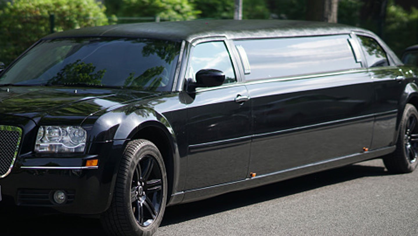 Prom Date: How to Get Most Out Of a Limo Service
