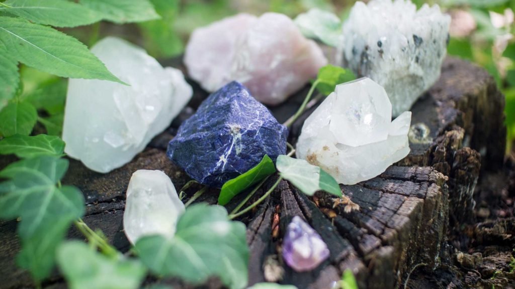 Four-Best-Crystals-for-Positive-Energy-&-Happiness-on-highqualityblog